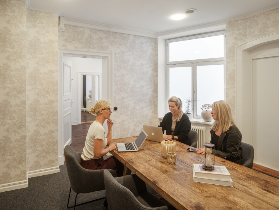 Personer som sitter i ett konferensrum.