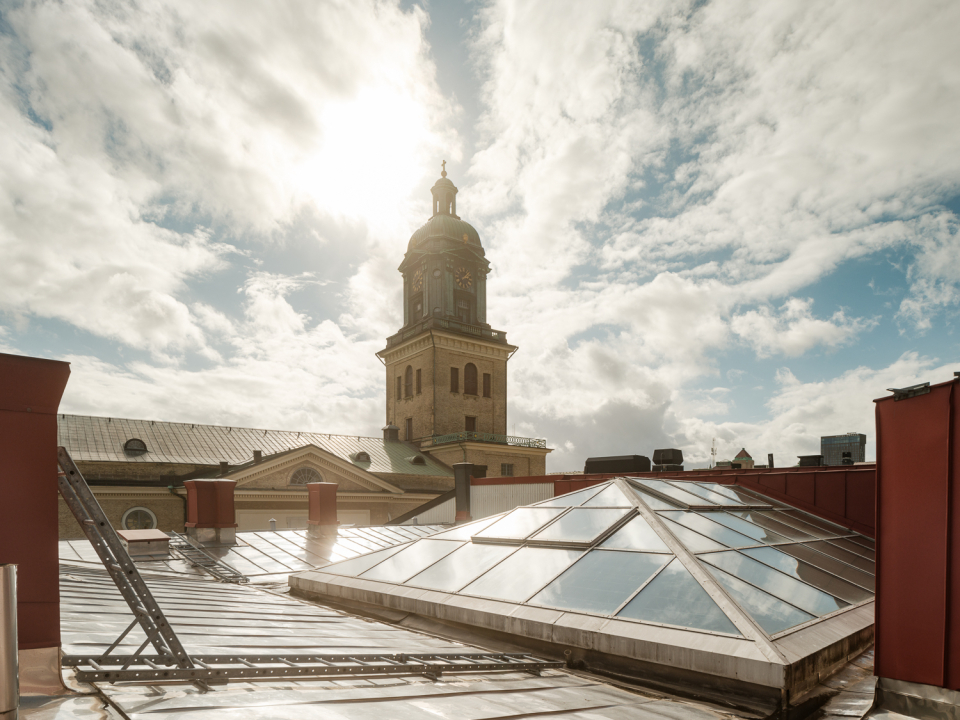 Domkyrkan ovan plåtaken.