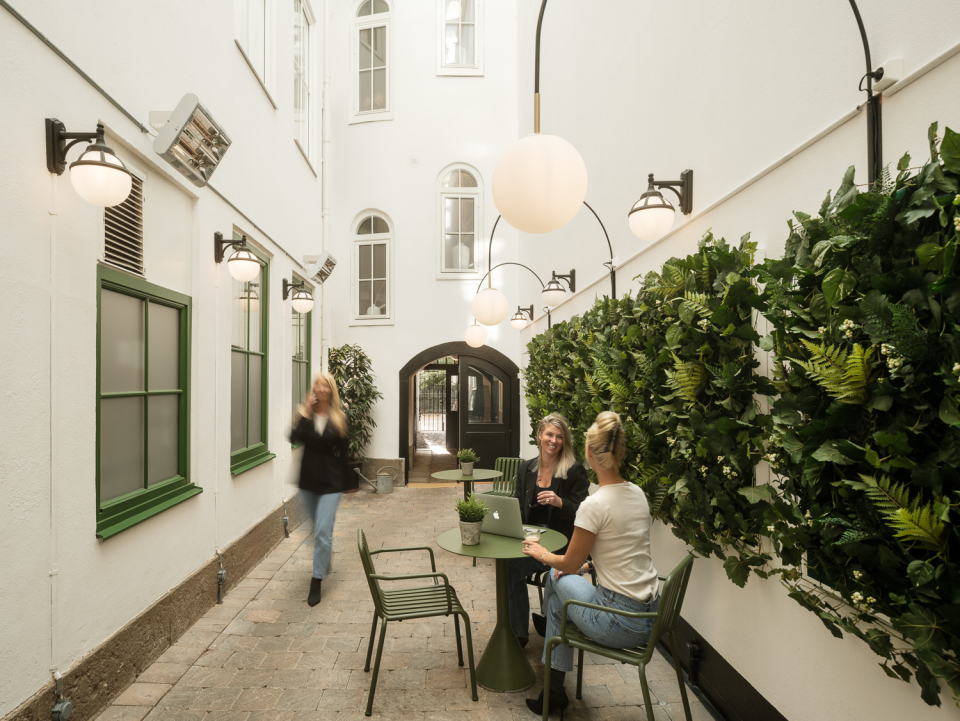 Trädgårdsmöbler på en innergård.