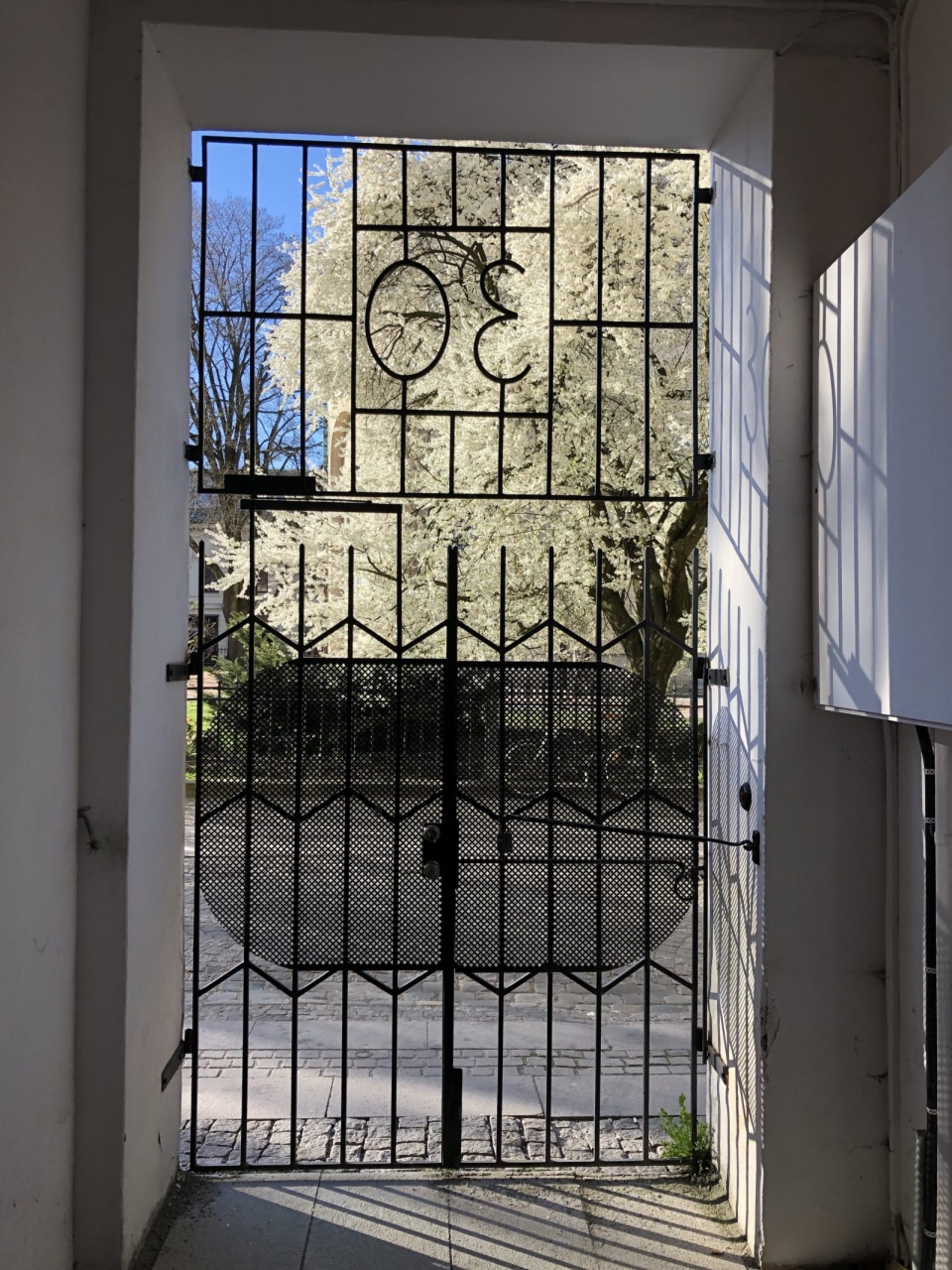 En fin gallergrind vid kontorshotellet.